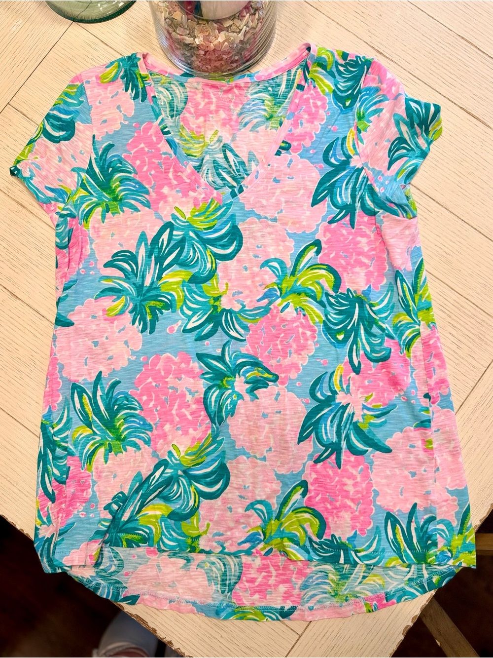 Lilly Pulitzer M etta vneck tshirt - ibiza pineapple shake | EUC/GUC